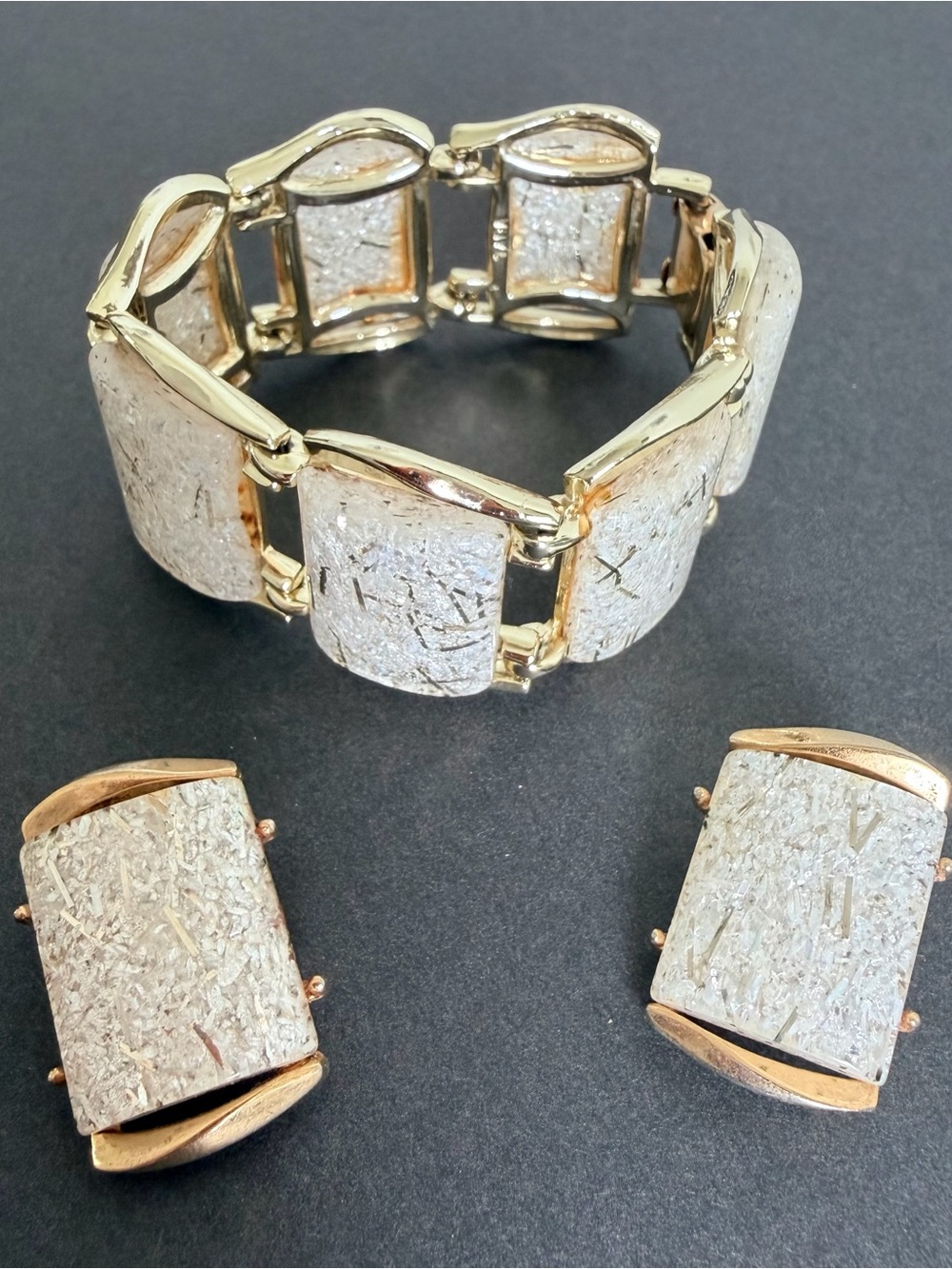 VTG 50s  white confetti thermoset Lucite bracelet & earrings set in gold tone